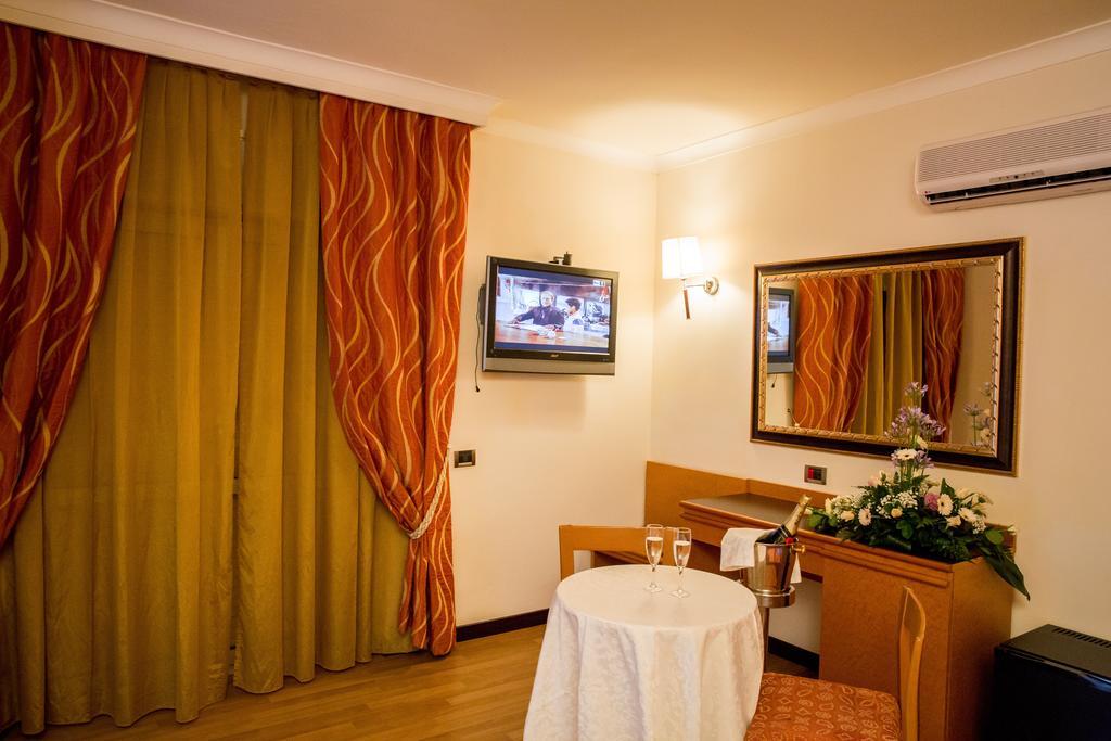 Hotel Ares Pontinia Dış mekan fotoğraf